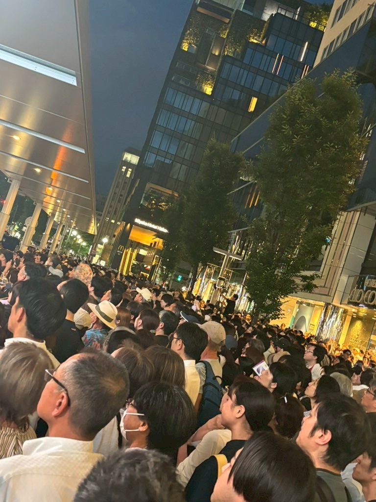 夜の群衆